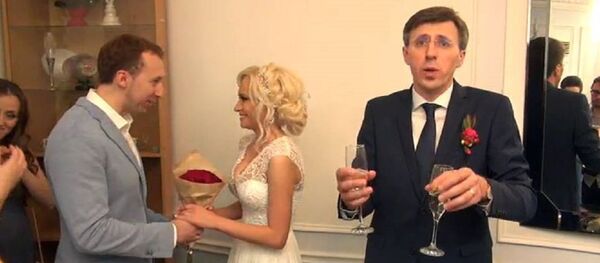 Fotografie de la nunta lui Dorin Chirtoacă și Anișoara Loghin iar în cadru apare și Lucian Chirtoacă Fotografie de la nunta lui Dorin Chirtoacă și Anișoara Loghin iar în cadru apare și Lucian Chirtoacă - Sputnik Молдова