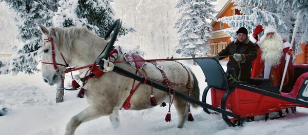 Главный Дед Мороз России из Великого Устюга едет на санях в резиденции татарского Деда Мороза в селе Яна-Кырлай - Sputnik Молдова