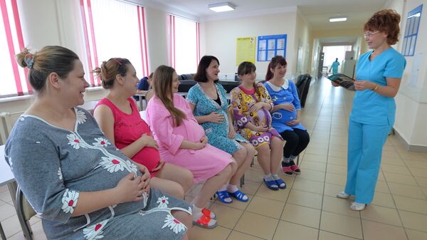 Врач беседует с будущими мамами в центре по ведению беременности и родов - Sputnik Moldova-România
