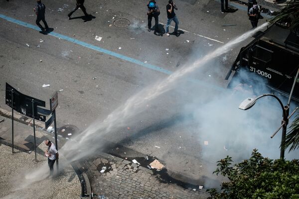 Разгон протестующих водометами в Рио-де-Жанейро - Sputnik Молдова