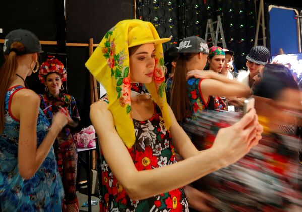 Модель на Romani Design fashion show в Будапеште - Sputnik Молдова