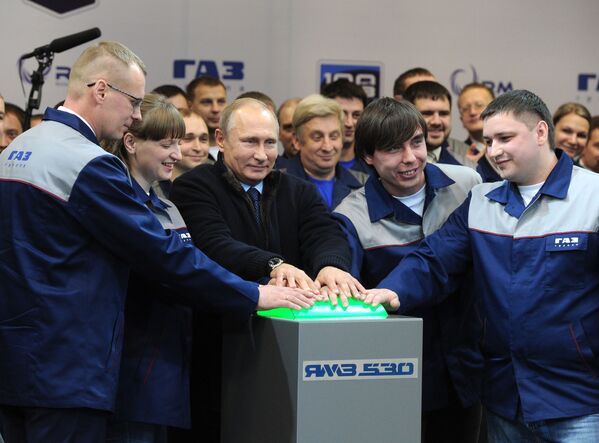 Президент РФ Владимир Путин на церемонии пуска серийного производства газовых двигателей в Ярославле - Sputnik Молдова