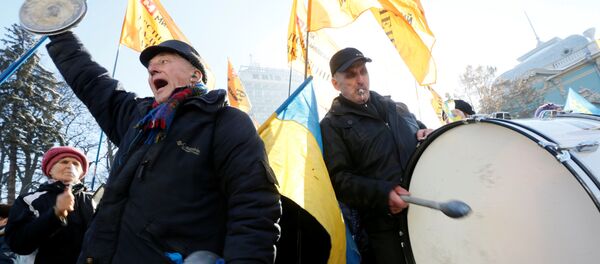 Участники акции протеста, требующие вернуть вклады обанкротившихся банков, у здания Верховной рады Украины в Киеве - Sputnik Молдова