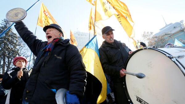 Участники акции протеста, требующие вернуть вклады обанкротившихся банков, у здания Верховной рады Украины в Киеве - Sputnik Moldova-România