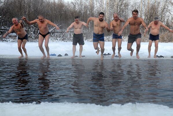 Любители зимнего плавания из клуба моржей Белый Медведь в Екатеринбурге - Sputnik Молдова