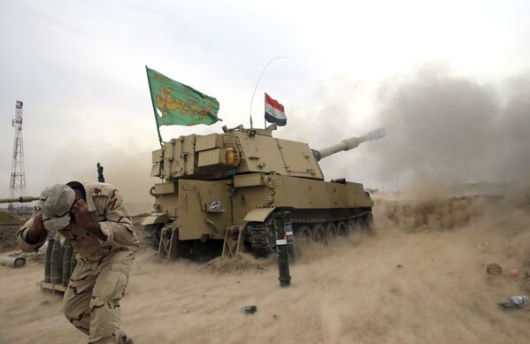 Солдат иракской армии у 155-мм орудия, наносящего удары по боевикам ИГ в окресностях Мосула - Sputnik Молдова