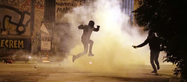 Протестующий уклоняется от заряда со слезоточивым газом во время митинга против визита Барака Обамы в Афины Протестующий уклоняется от заряда со слезоточивым газом во время митинга против визита Барака Обамы в Афины - Sputnik Moldova-România