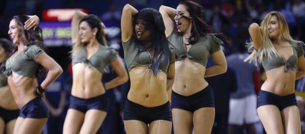 Чирлидеры баскетбольной команды New Orleans Pelicans выступают на матче в Новом Орлеане - Sputnik Молдова