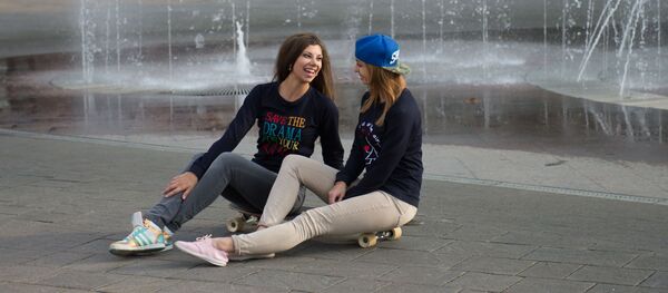 Девушки сидят на пешеходной улице Навагинская в центре Сочи - Sputnik Moldova