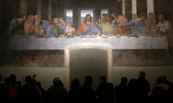Посетители рассматривают картину Тайная вечеря в церкви Санта-Мария-делле-Грацие, Милан, Италия - Sputnik Молдова