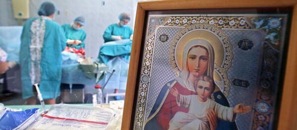 Врачи во время проведения операции Кесарево сечение - Sputnik Молдова