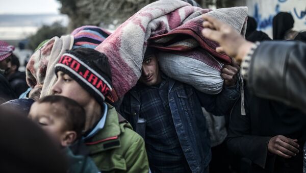 Беженцы из сирийского города Алеппо на сирийско-турецкой границе - Sputnik Moldova-România