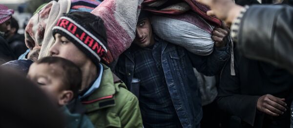 Беженцы из сирийского города Алеппо на сирийско-турецкой границе - Sputnik Молдова